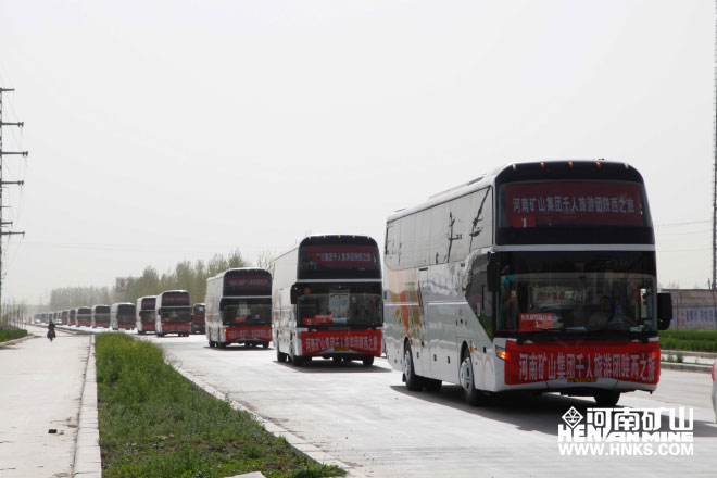 行進(jìn)中的車隊(duì)，浩浩蕩蕩，蔚為壯觀.jpg